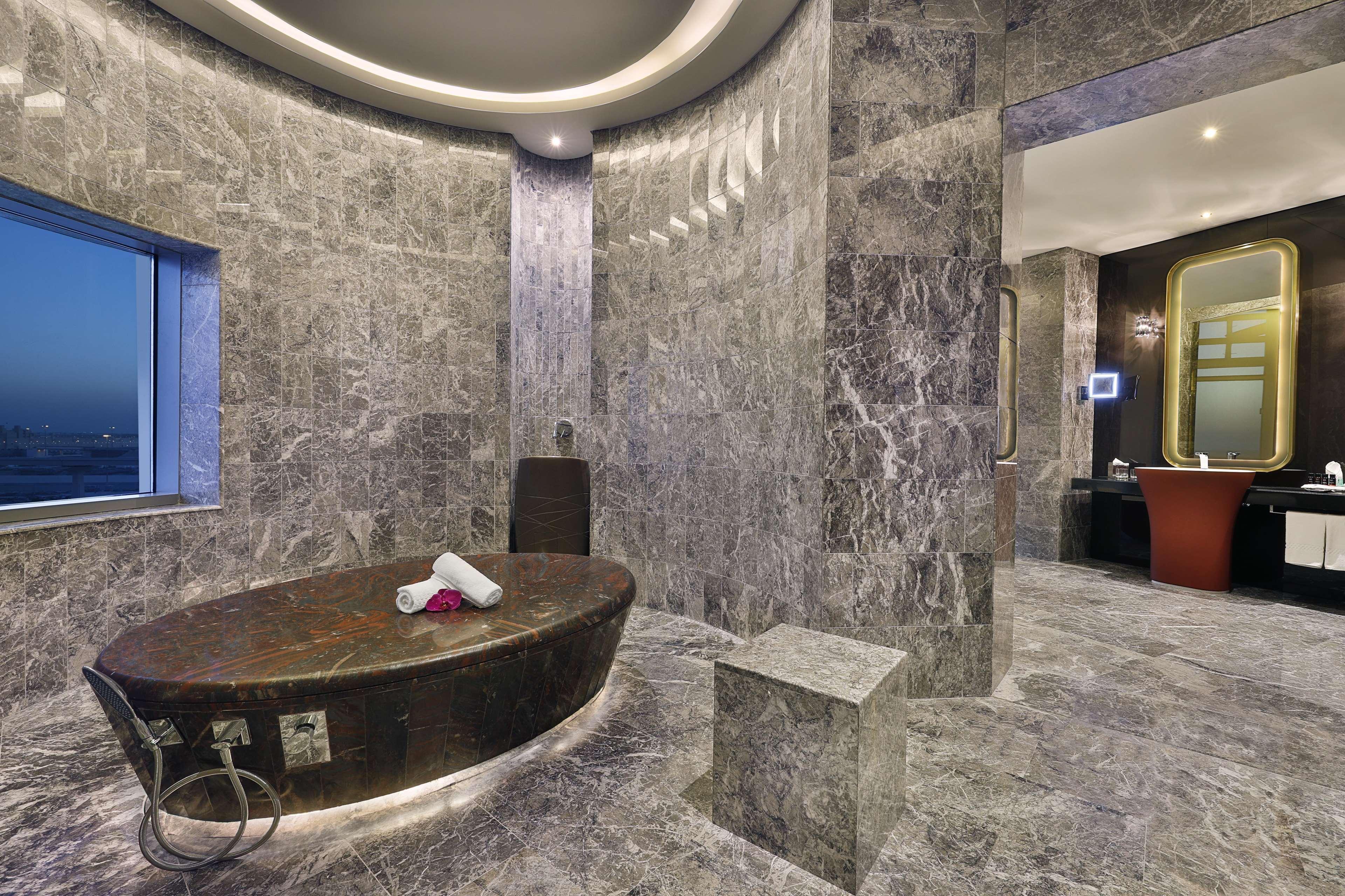 Alrayyan Hotel Doha, Curio Collection By Hilton Al Rayyan Exterior foto Bathroom