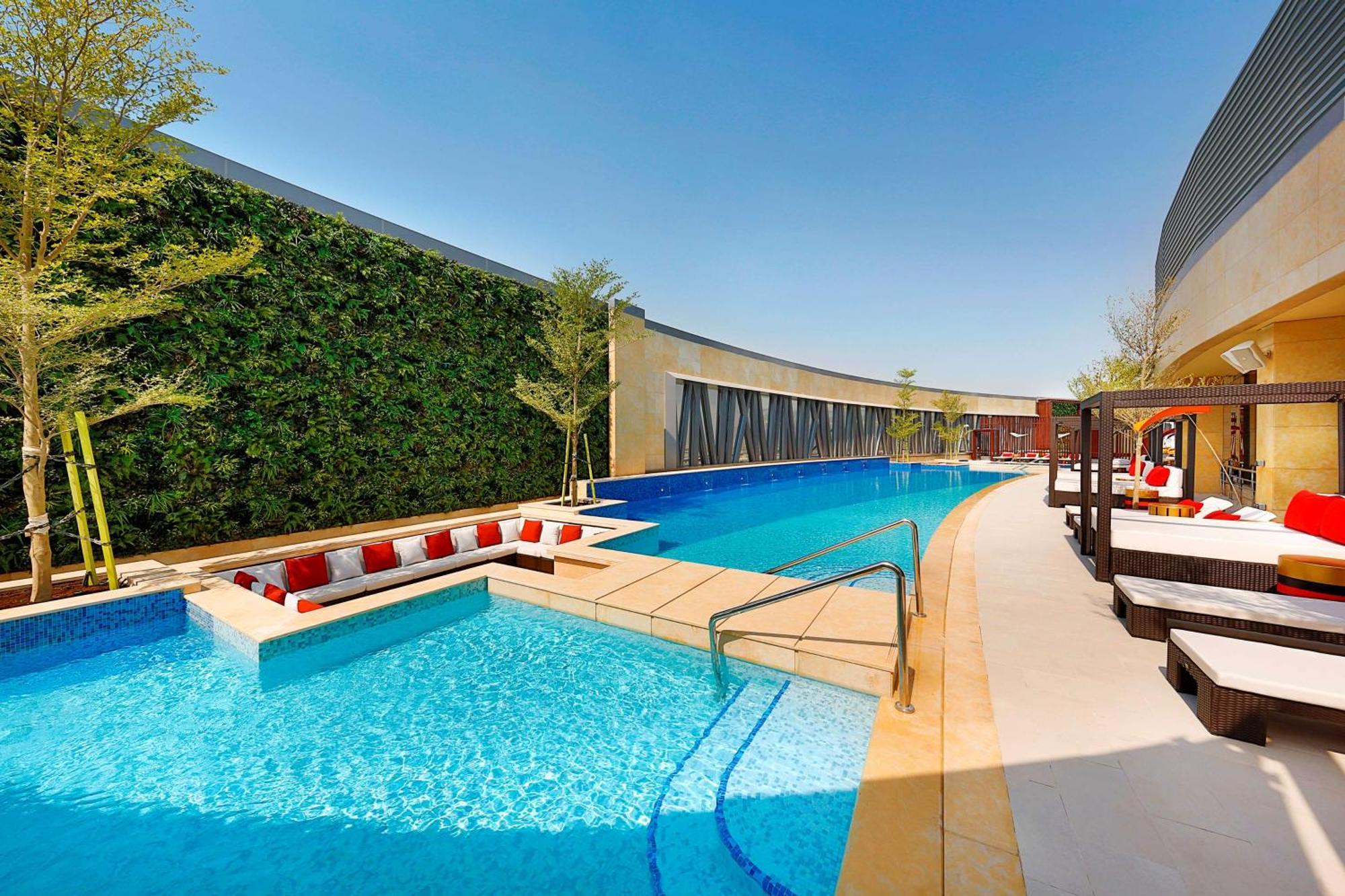 Alrayyan Hotel Doha, Curio Collection By Hilton Al Rayyan Exterior foto The swimming pool at the hotel